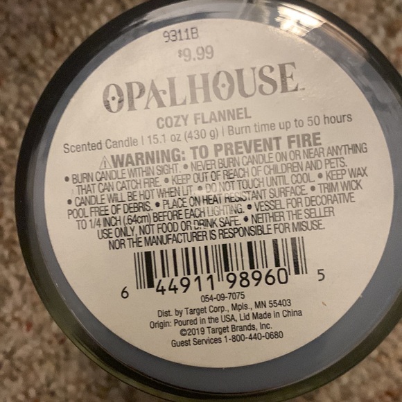 Cozy Flannel scented Soy candle - Picture 2 of 3